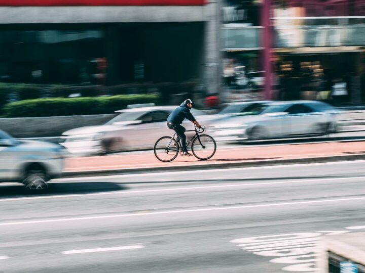 Pijany rowerzysta wjechał w radiowóz – okazało się, że taki wybryk sporo go kosztował