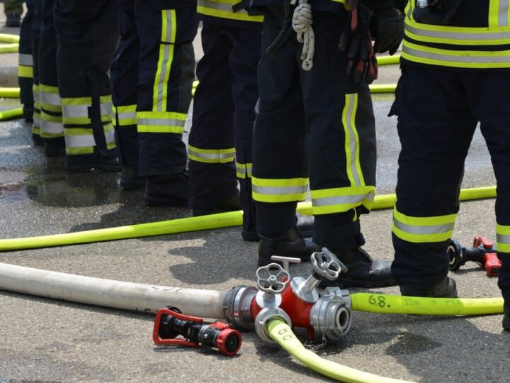 Intensywne działania w celu opanowania pożaru zboża na obszarze 10 hektarów