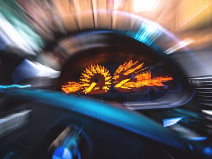 Łamanie limitów prędkości – rekordy na drogach w ciągu jednego dnia