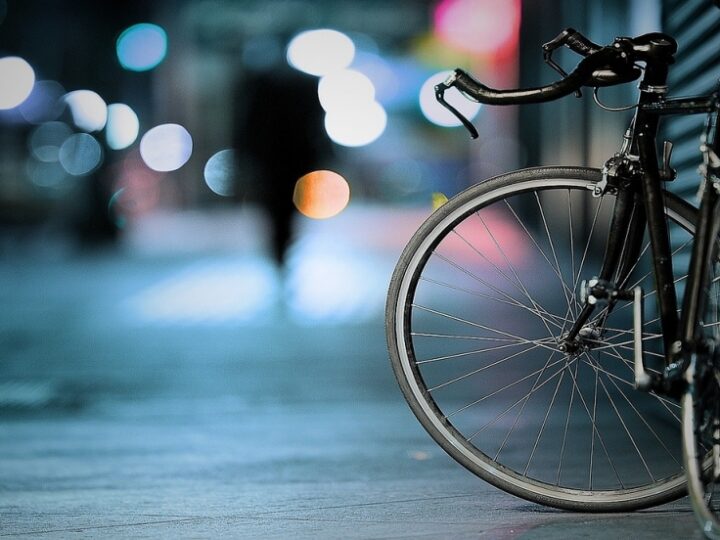 Potrącenie rowerzystki na ul. Nowowiejskiej – niebezpieczny wypadek