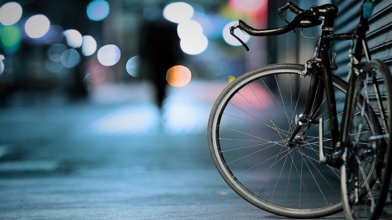 Potrącenie rowerzystki na ul. Nowowiejskiej – niebezpieczny wypadek