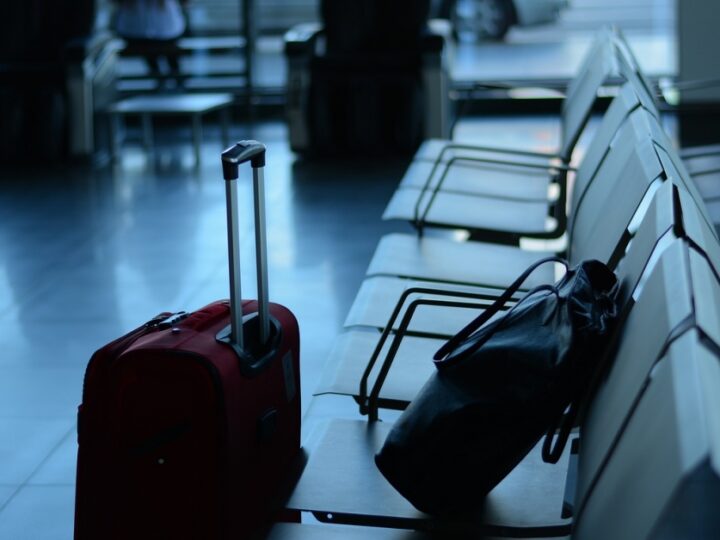 41-latek poszukiwany listem gończym od 12 lat zatrzymany na lotnisku w Szymanach