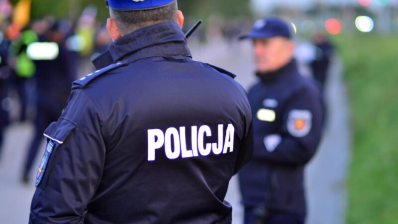 Młody mężczyzna pod wpływem alkoholu i poszukiwana kobieta podróżujący niesprawdzonym skuterem