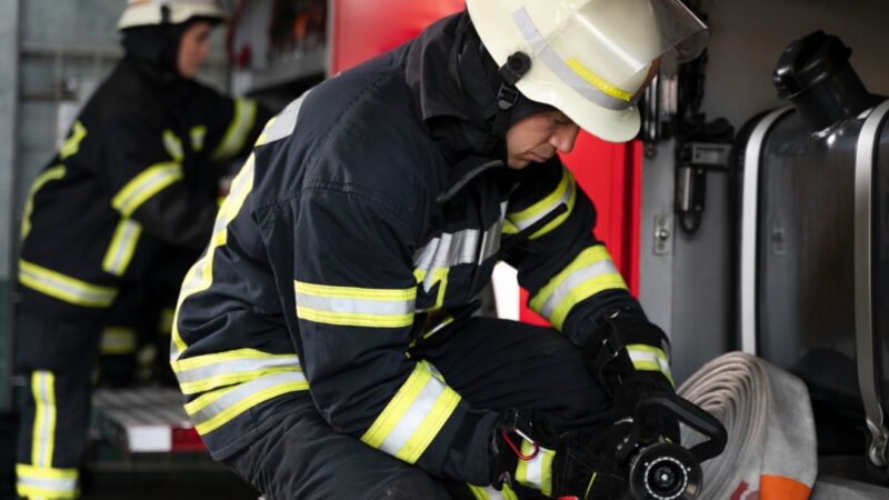 Wypadek w Morawin pod Kaliszem: Pożar na terenie zakładu produkującego palety opanowany przez jedenaście zastępów straży pożarnej