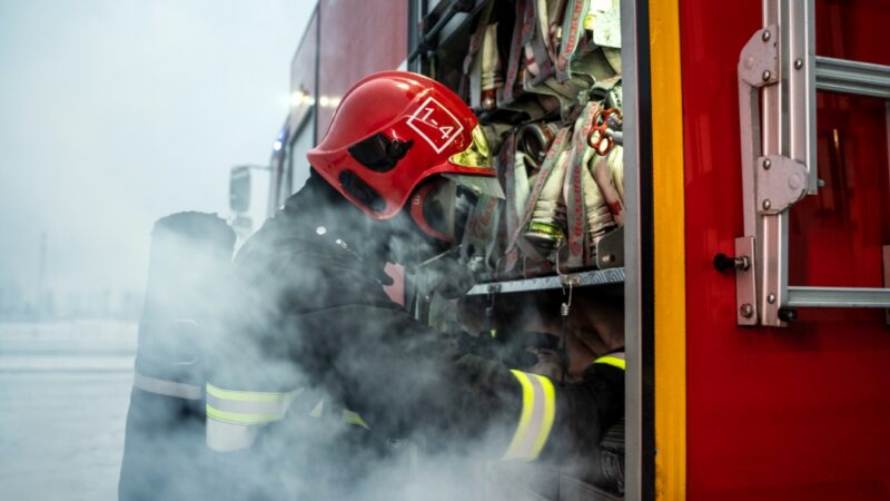 Tragiczny pożar pustostanu w Elblągu. Jedna osoba nie żyje, druga hospitalizowana