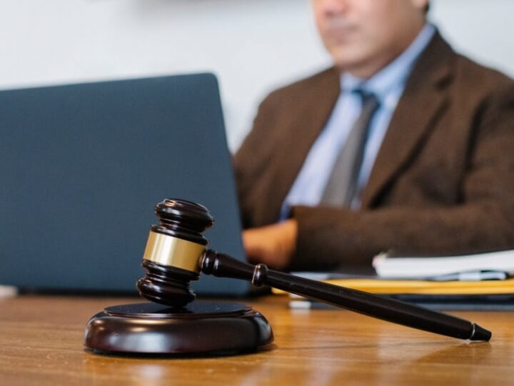Trzech mężczyzn zatrzymanych za próbę włamania i podpalenie bankomatu