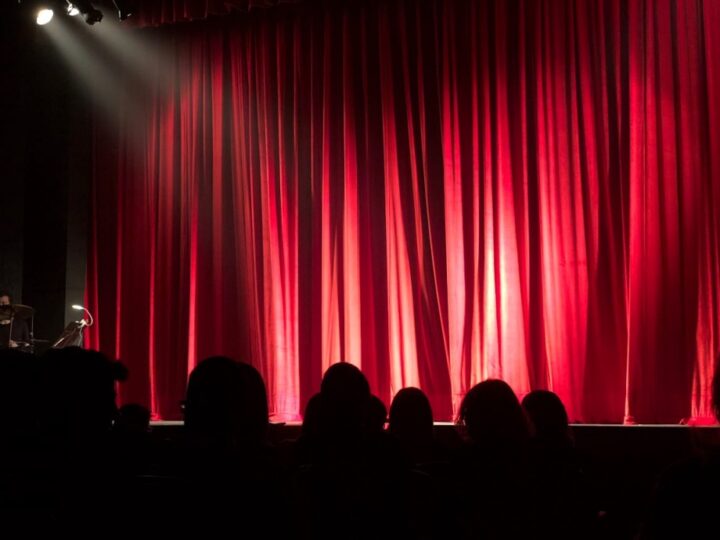 Ostatnie przygotowania do premiery spektaklu "Niesamowite Przygody Dziesięciu Skarpetek" w Sewruku