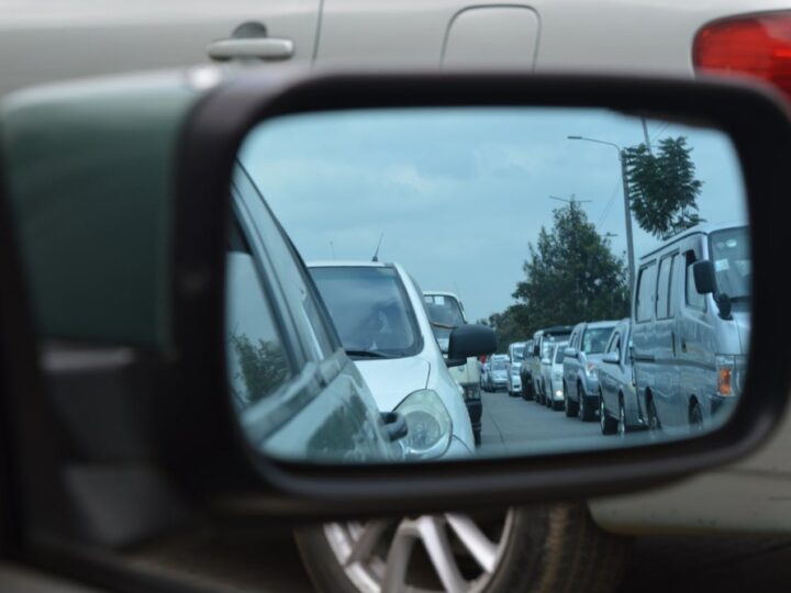 Tragiczny incydent na drodze wojewódzkiej 434 blisko Poznania: zakleszczone ofiary wewnątrz pojazdu