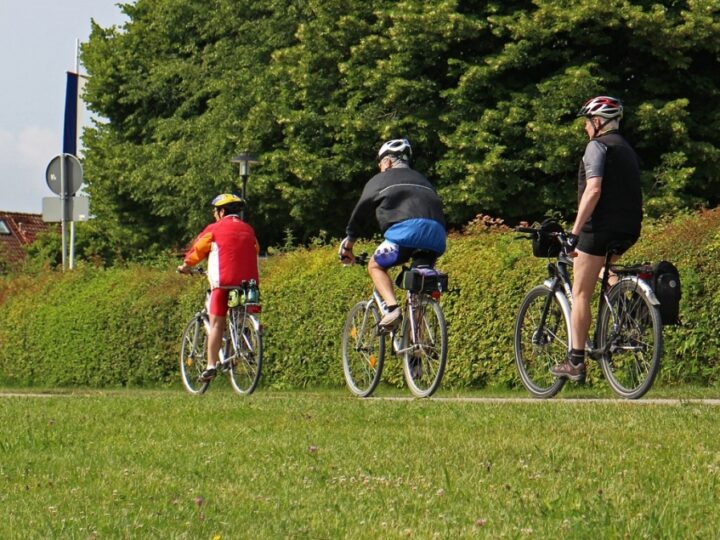 Kolorowy peleton rowerzystów hucznie wita wiosnę na ulicach Elbląga