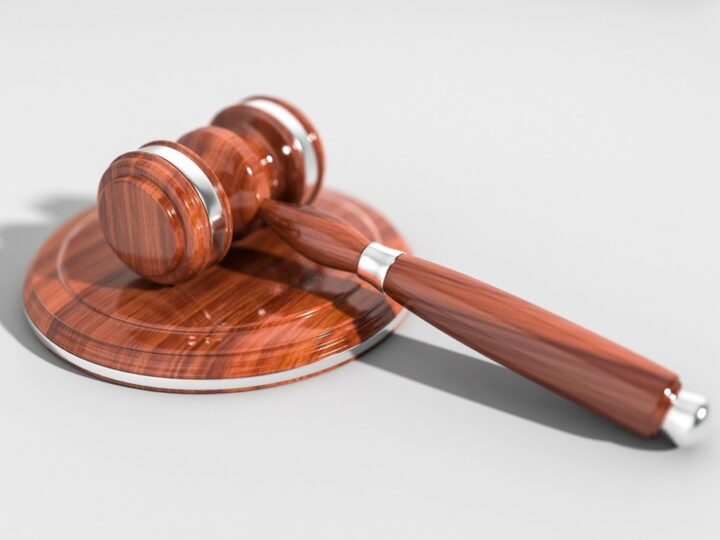 Zarzuty morderstwa dla 30-letniego mieszkańca Elbląga, który zabił nożem swojego sąsiada