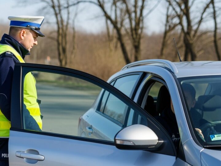 31-latek w rękach policji po niebezpiecznym manewrze na S7, narażając życie rodziny