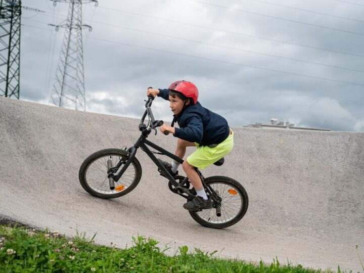 Młodzi sportowcy na pumptracku: Wakacyjne zawody dla dzieci i młodzieży nad Jarem!