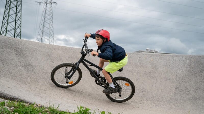 Młodzi sportowcy na pumptracku: Wakacyjne zawody dla dzieci i młodzieży nad Jarem!