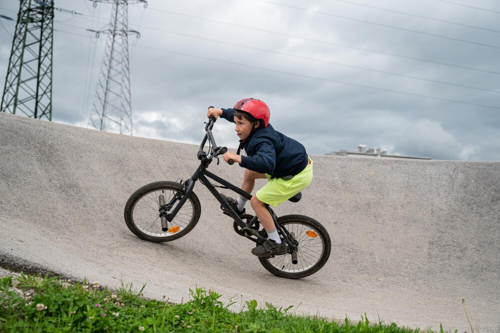 Młodzi sportowcy na pumptracku: Wakacyjne zawody dla dzieci i młodzieży nad Jarem!