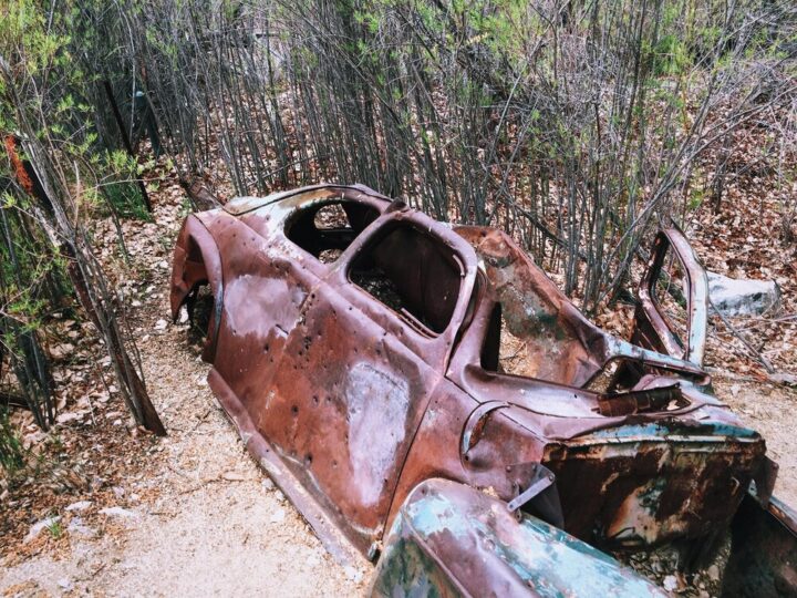 Spalone auto na Wyspiańskiego: Kiedy zniknie ten wrak?
