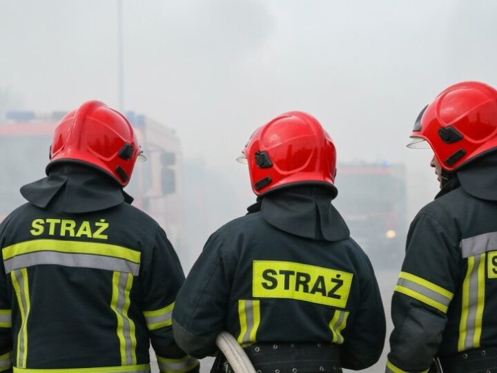 Błyskawiczna akcja strażaków w Elblągu: Pożar na balkonie uratował mieszkańców przed tragedią