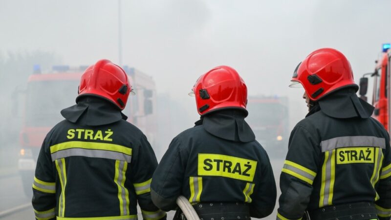 Błyskawiczna akcja strażaków w Elblągu: Pożar na balkonie uratował mieszkańców przed tragedią