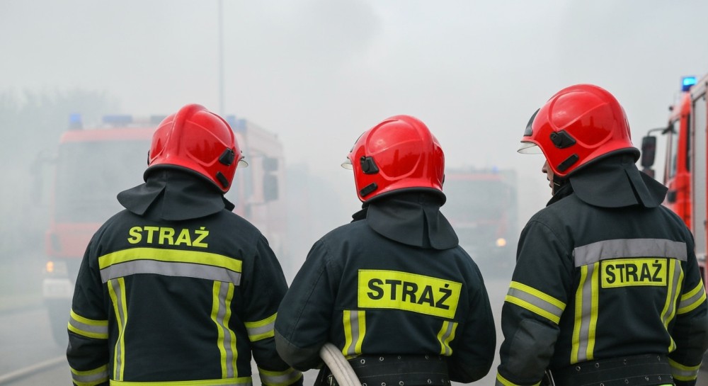 Błyskawiczna akcja strażaków w Elblągu: Pożar na balkonie uratował mieszkańców przed tragedią