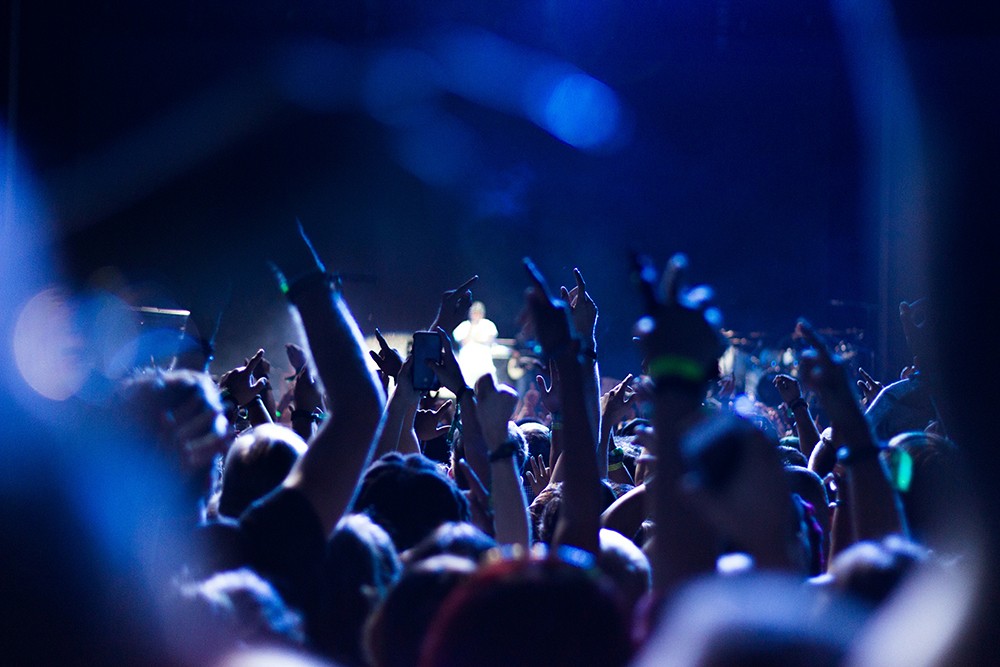 Francuska noc pełna melodii: Koncert „Pod dachami Paryża” w Elblągu!