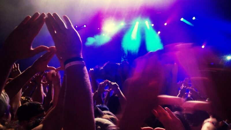 Magia świec i emocji: Niezapomniany koncert Einaudiego w Elblągu
