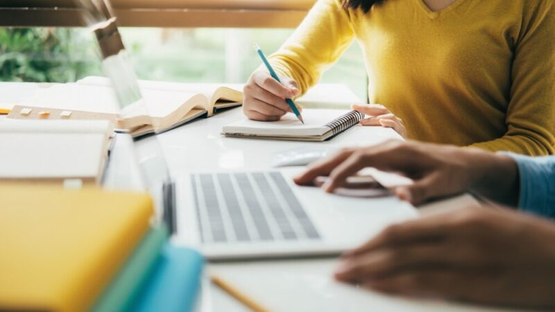 Uczniowie z Reszla odkrywają tajniki drzeworytu w magicznej pracowni Jolanty Rejs