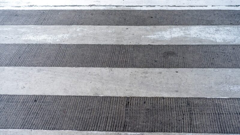 Czteroletni chłopiec sam na ulicy: dramatyczna interwencja świadka