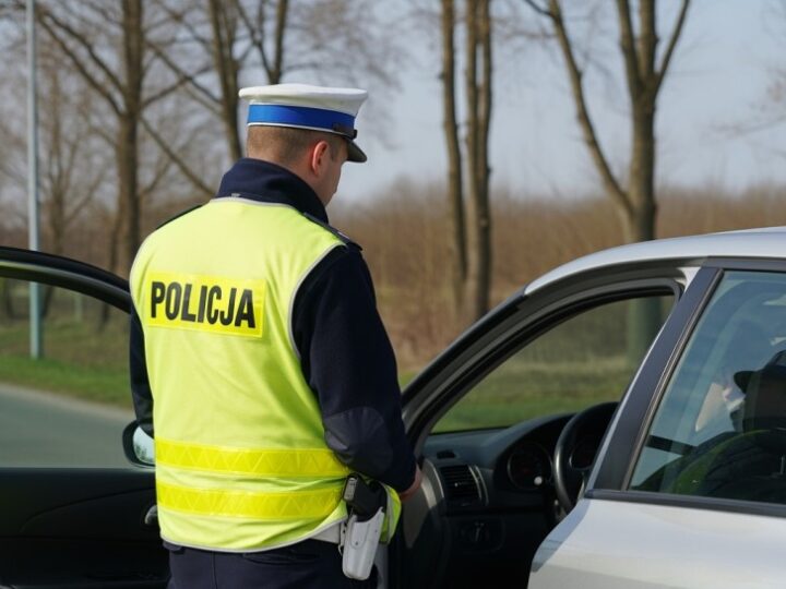 Nastolatek driftujący na parkingu ukarany grzywną i zakazem prowadzenia pojazdów