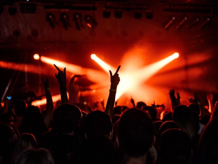 Sylwestrowa noc w Pasłęku: Tańce, smakołyki i spektakularne fajerwerki!