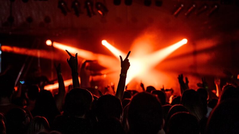 Sylwestrowa noc w Pasłęku: Tańce, smakołyki i spektakularne fajerwerki!