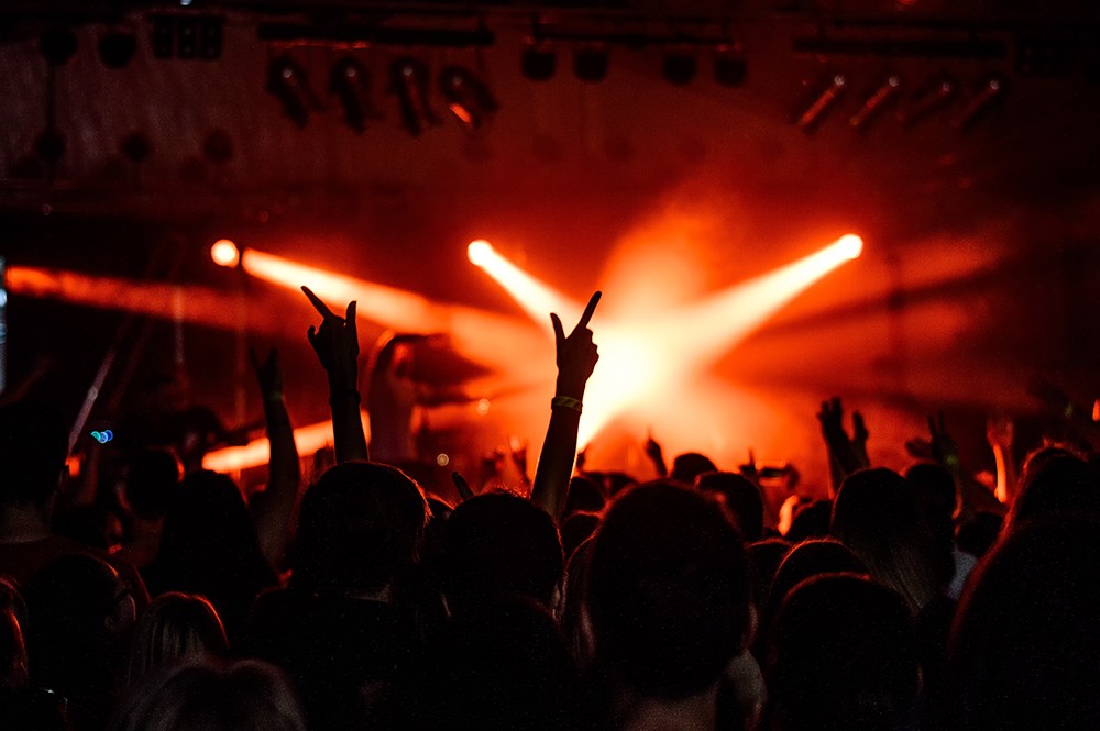 Sylwestrowa noc w Pasłęku: Tańce, smakołyki i spektakularne fajerwerki!