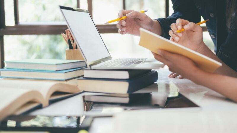 Młodzi historycy w akcji: Klasa 4b LO stawia czoła „Olimpiadzie Solidarności