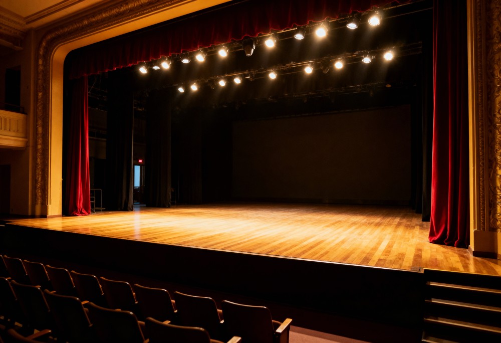 Miłość, humor i refleksje w teatrze na żywo