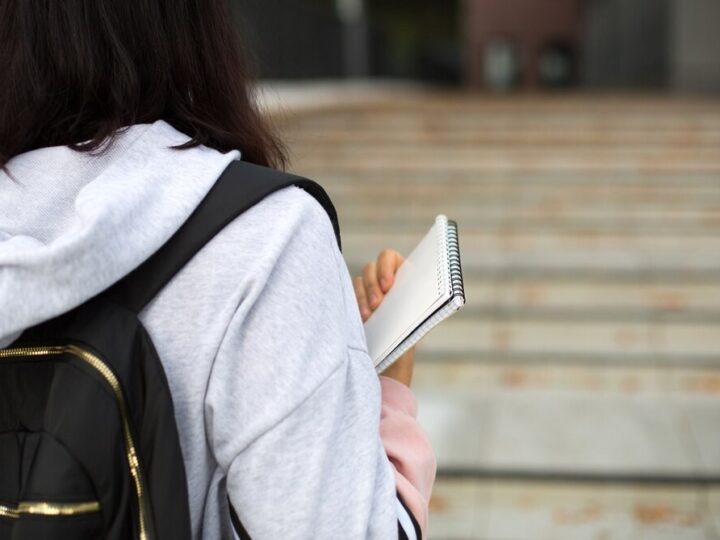 Odkrywamy tajemnice skał i minerałów – uczestnicy WTZ w Bibliotece Elbląskiej