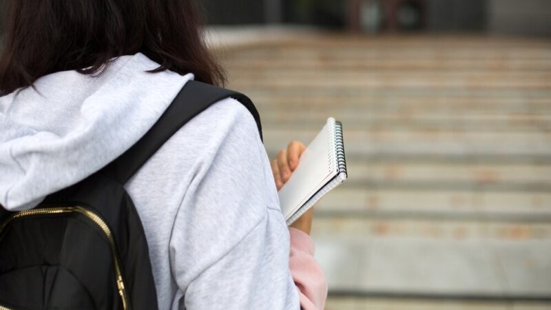 Odkrywamy tajemnice skał i minerałów – uczestnicy WTZ w Bibliotece Elbląskiej