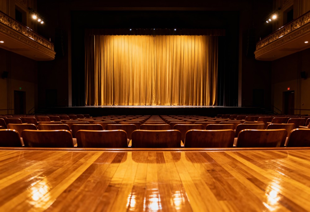 Miłość na scenie: Muzyczny spektakl o zawirowaniach relacji