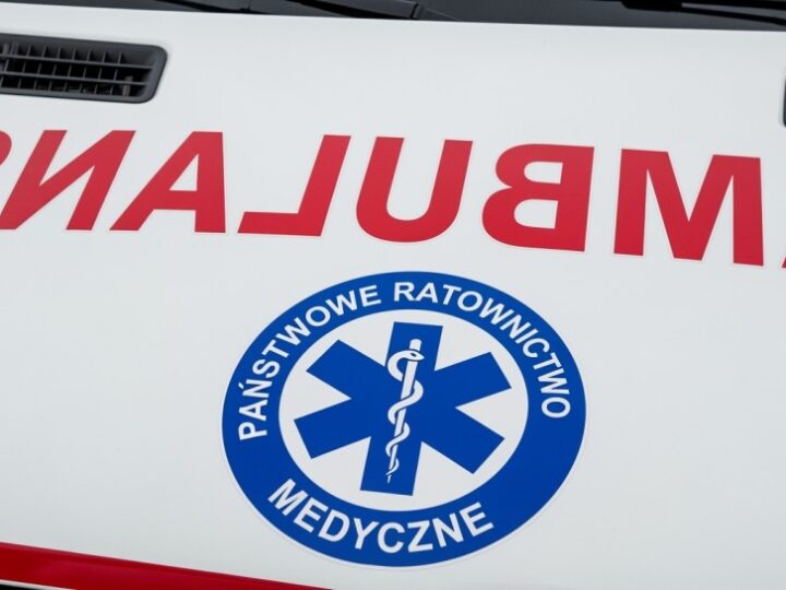 Niebezpieczne wędkowanie na lodzie w Elblągu – policja ratuje mężczyznę