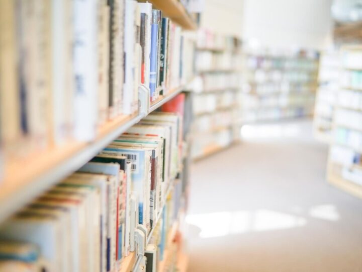 Głośne Czytanie w Komorowie: Uczestnicy ŚDS z Przezmarku w Bibliotece Publicznej