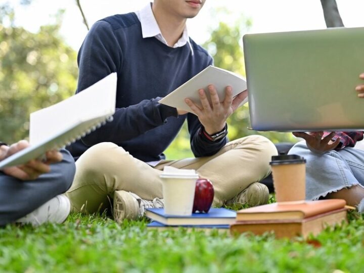 Przyszli logistycy z Pasłęka uczą się pierwszej pomocy z pomocą strażaków