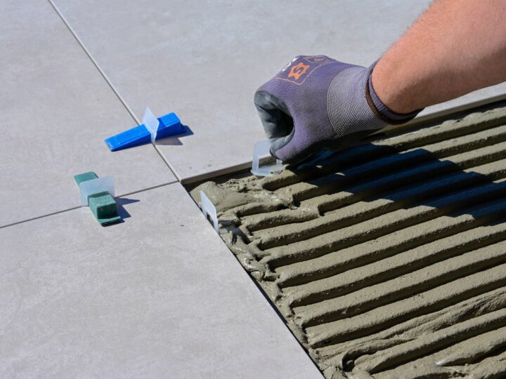 Jakie akcesoria do montażu podłóg są niezbędne?