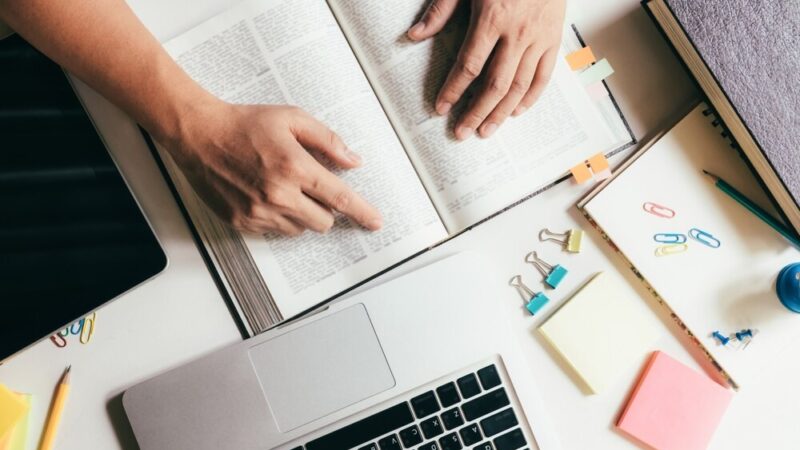 Nauczycielka Liceum Sztuk Plastycznych z nagrodą – I miejsce w powiecie i IV w województwie w Plebiscycie Edukacyjnym 2025