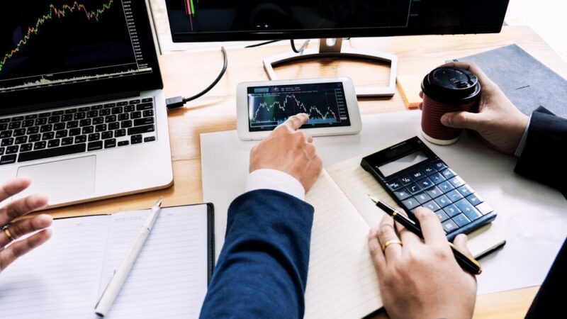 Senior z Elbląga stracił 140 tysięcy złotych na oszustwach inwestycyjnych