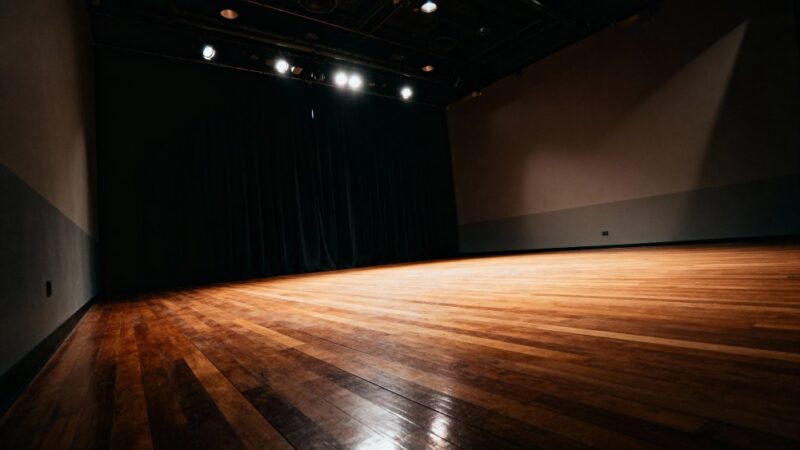 Jesień w CSE Światowid: „Przesyłka z zaświatów” – komedia o relacjach, emocjach i refleksji