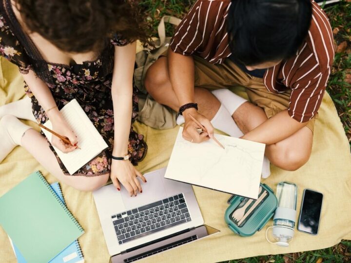 Bezpieczny Internet: Policjantka uczy dzieci w Elblągu, jak unikać zagrożeń online