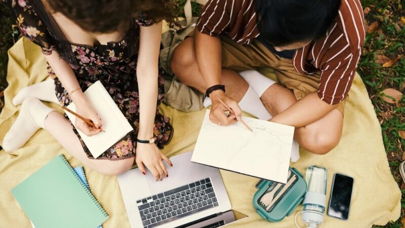 Bezpieczny Internet: Policjantka uczy dzieci w Elblągu, jak unikać zagrożeń online
