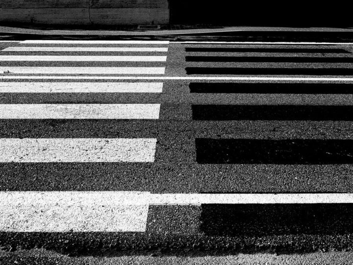 Poważny wypadek motocyklisty w Elblągu: 30-latek w szpitalu po zderzeniu na ul. Mickiewicza