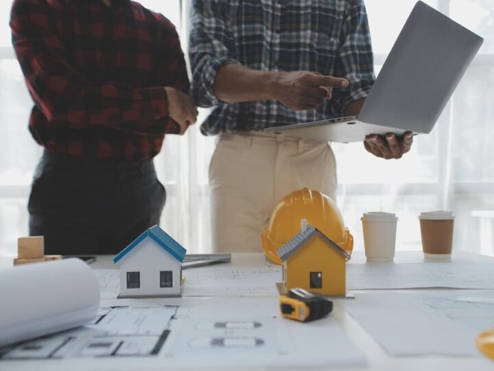 Zabytkowy budynek przy Warszawskiej po rewitalizacji z nową funkcją administracyjną