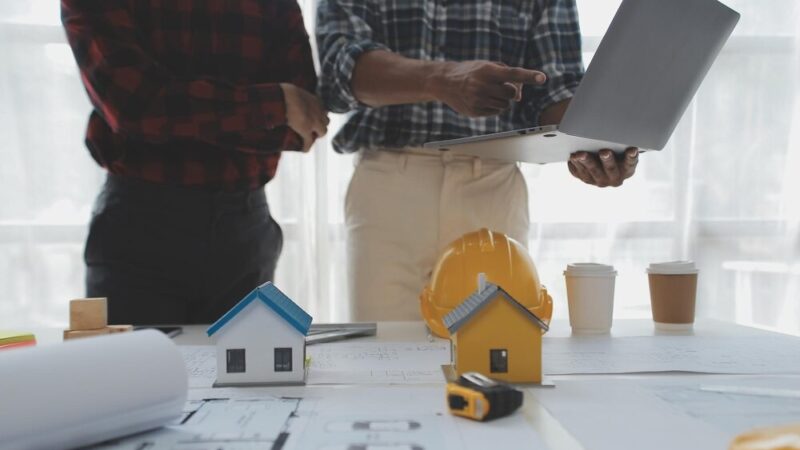 Zabytkowy budynek przy Warszawskiej po rewitalizacji z nową funkcją administracyjną