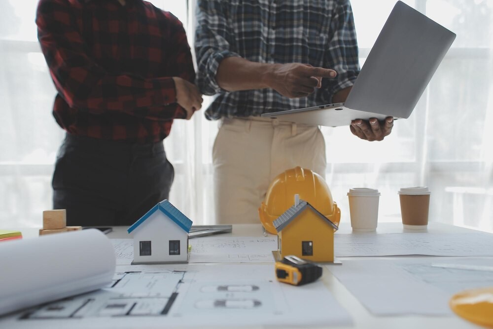 Zabytkowy budynek przy Warszawskiej po rewitalizacji z nową funkcją administracyjną