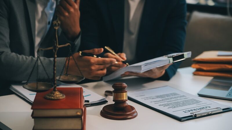 Policjanci uczą seniorów, jak chronić swoje finanse w Elblągu