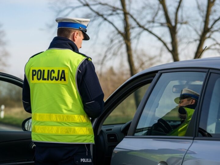 Niewłaściwe parkowanie: jak jedno auto zajmuje dwa miejsca dla osób z niepełnosprawnościami